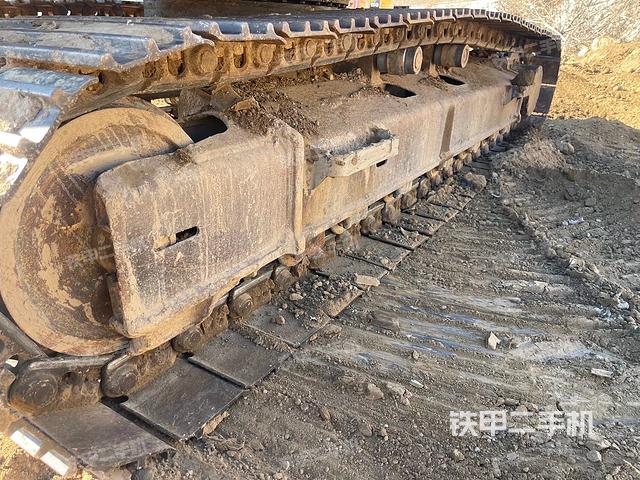 單側(cè)履帶整體(整機(jī)外觀) 單側(cè)履帶整體(整機(jī)外觀)