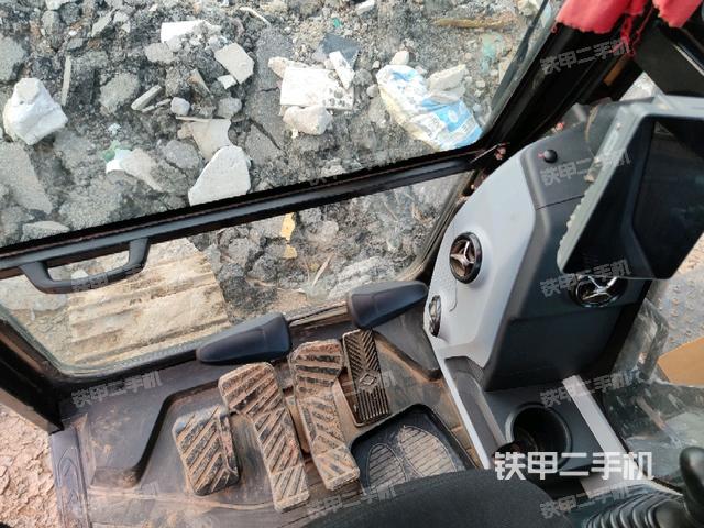 行走控制手柄和踏板?俯拍(駕駛室部分) 行走控制手柄和踏板?俯拍(駕駛室部分)