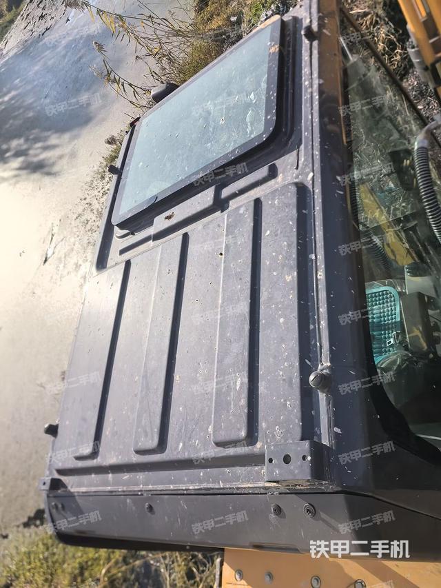 駕駛室頂部（整機外觀）