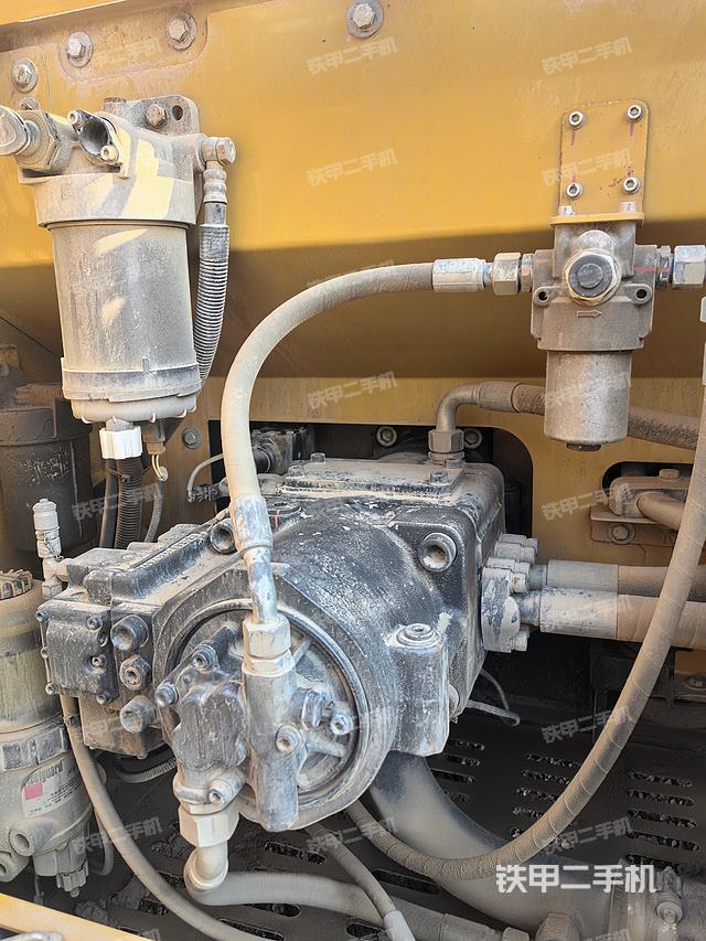 液压泵舱室正面整体（整机外观）