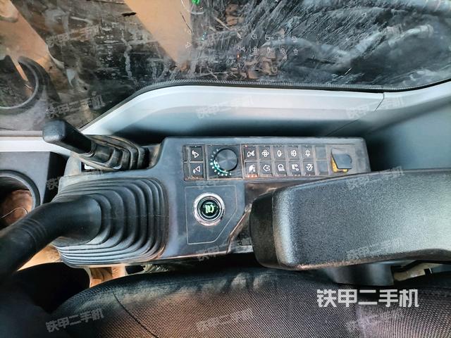 座椅右側(cè)控制臺(tái)/鑰匙門/油門/含右手柄(駕駛室部分) 座椅右側(cè)控制臺(tái)/鑰匙門/油門/含右手柄(駕駛室部分)