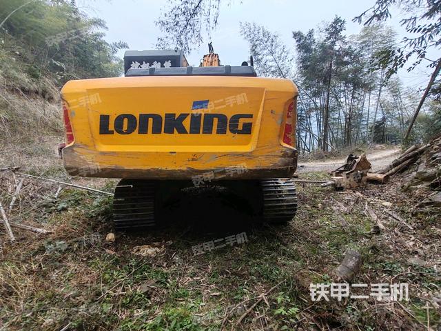 龙工LG6135挖掘机的设备实拍-第1张实拍照片