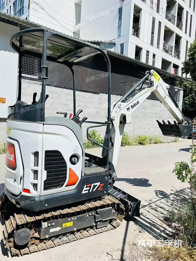 液压泵舱室正面整体（整机外观）