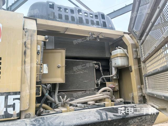 散熱器正面(大件艙室) 散熱器正面(大件艙室)