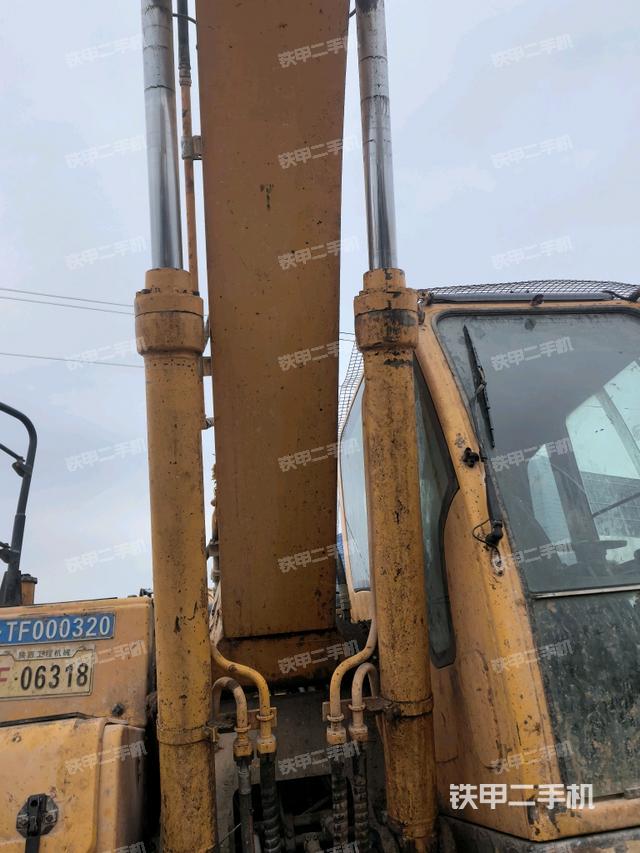 大臂油缸整体 竖拍（工作和回转装置）