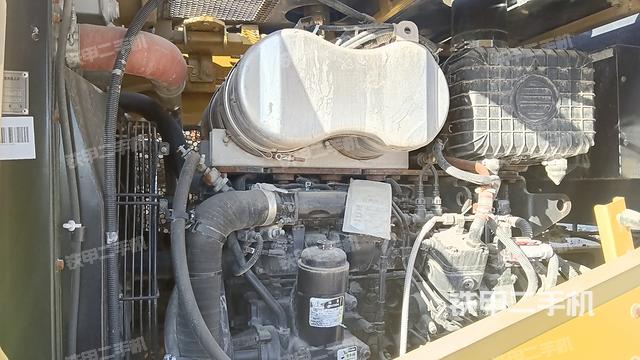 發(fā)動機(jī)左側(cè)（整機(jī)外觀及大件）