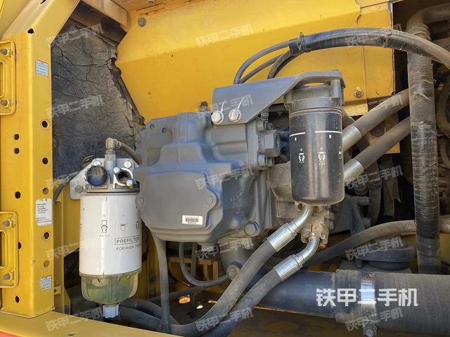 液壓泵艙室正面整體（整機外觀）