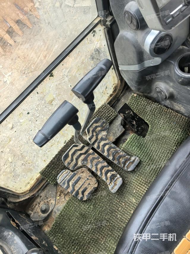 行走控制手柄和踏板 俯拍（驾驶室部分）