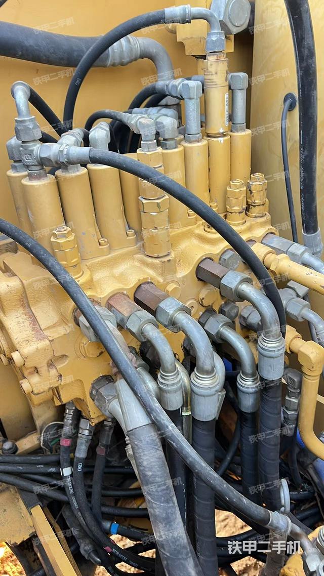 回转马达和主控阀（整机外观）