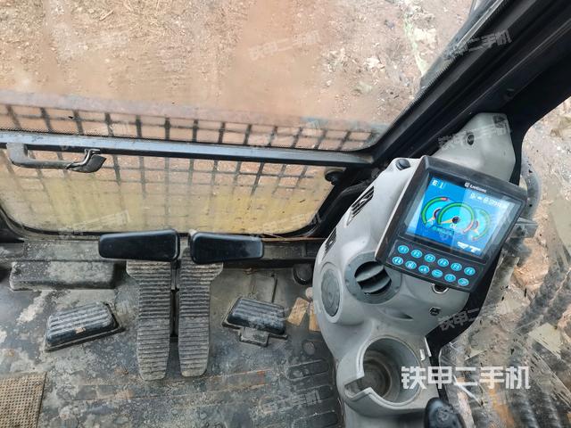 行走控制手柄和踏板?俯拍（駕駛室部分）