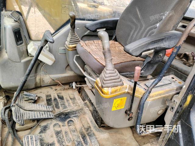 左后方玻璃角標(biāo)（駕駛室部分）