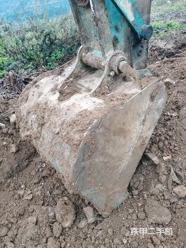 鏟斗右后整體(工作和回轉(zhuǎn)裝置) 鏟斗右后整體(工作和回轉(zhuǎn)裝置)