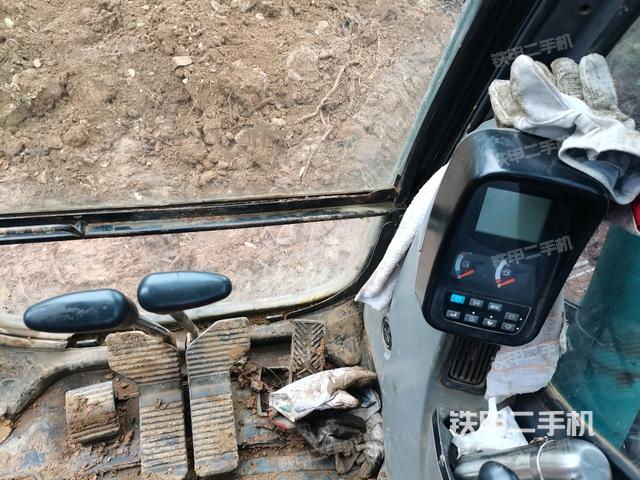 行走控制手柄和踏板?俯拍(駕駛室部分) 行走控制手柄和踏板?俯拍(駕駛室部分)