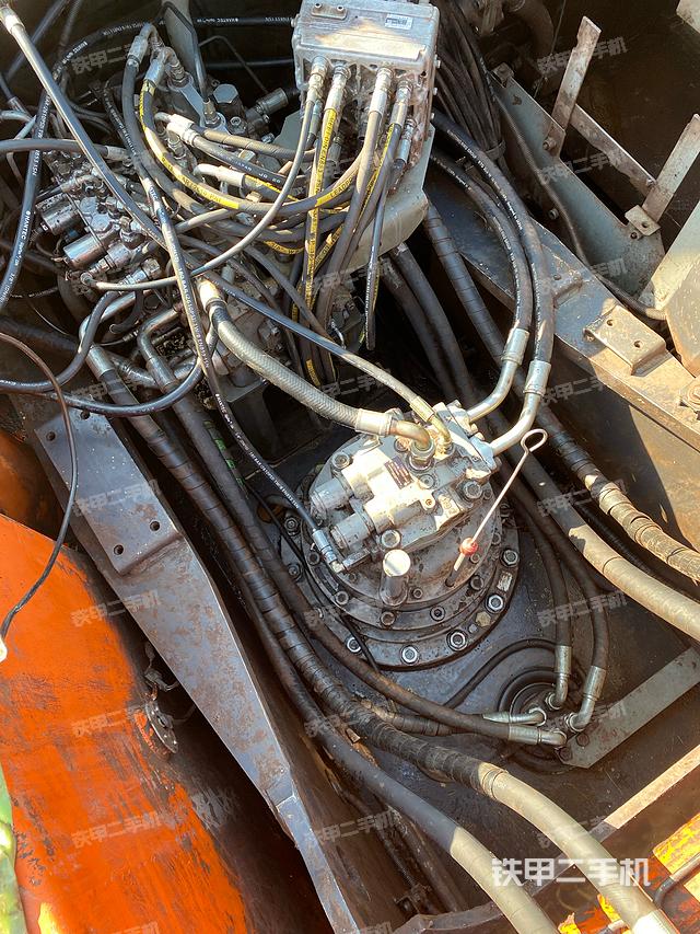 回转马达和主控阀（整机外观）