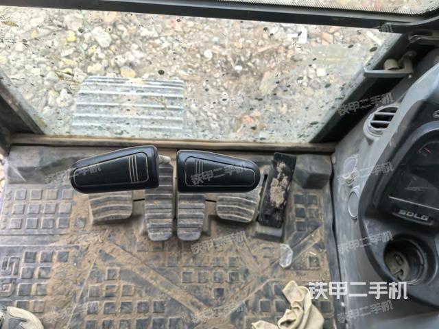 行走控制手柄和踏板?俯拍（駕駛室部分）