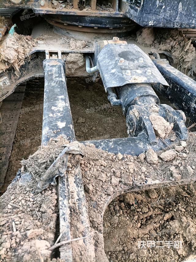 轉(zhuǎn)盤和下車架正前（工作和回轉(zhuǎn)裝置）