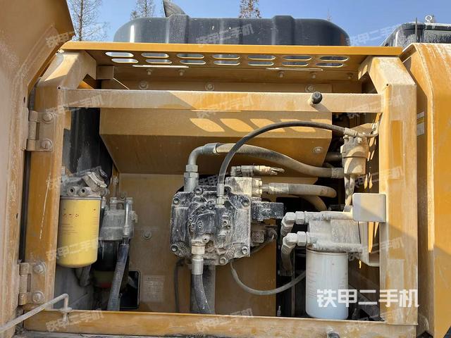 液壓泵艙室正面整體(整機外觀) 液壓泵艙室正面整體(整機外觀)