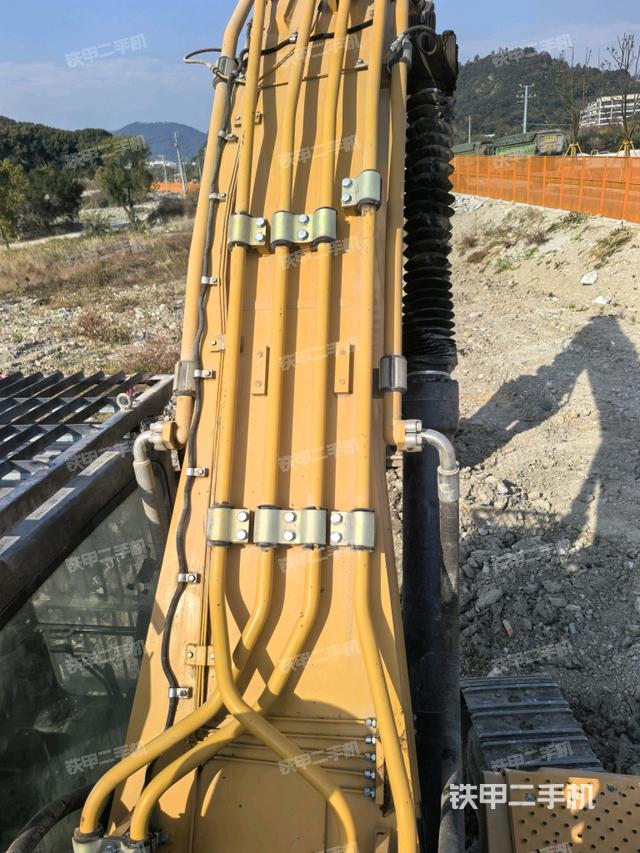 大臂背部俯視(工作和回轉(zhuǎn)裝置) 大臂背部俯視(工作和回轉(zhuǎn)裝置)