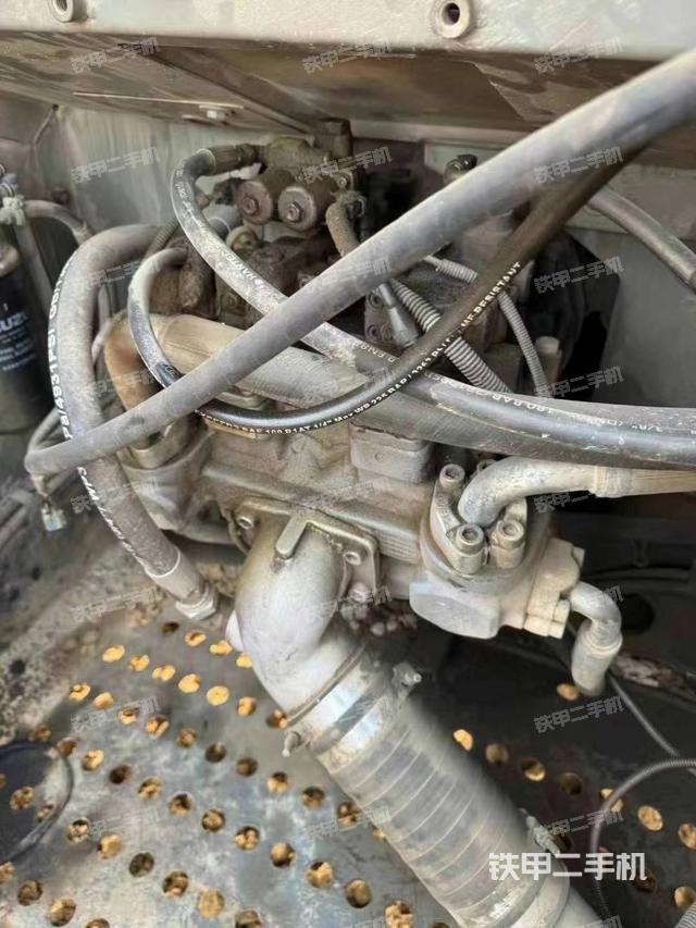 液压泵舱室正面整体（整机外观）