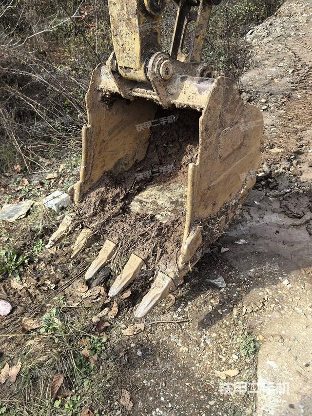 鏟斗右后整體(工作和回轉(zhuǎn)裝置) 鏟斗右后整體(工作和回轉(zhuǎn)裝置)