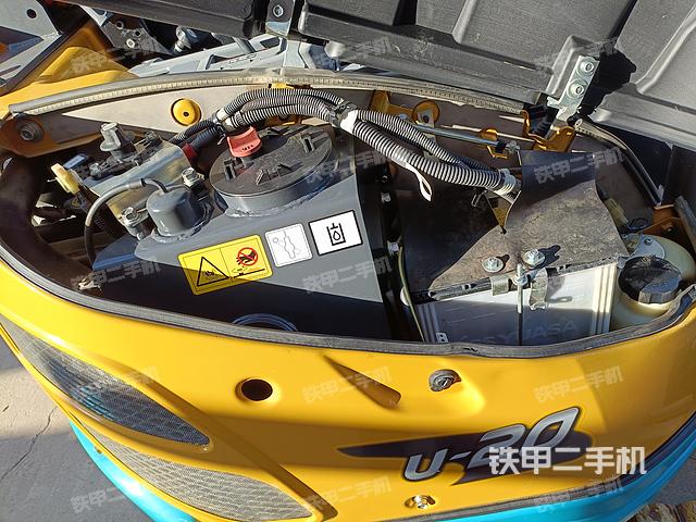 液压泵舱室正面整体（整机外观）