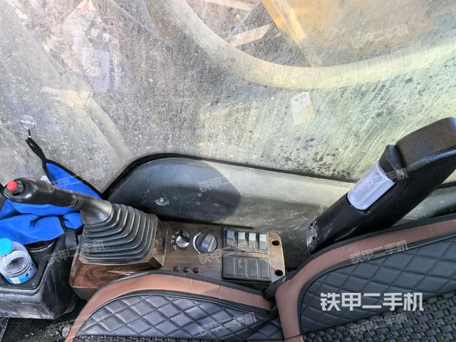 座椅右側(cè)控制臺(tái)/鑰匙門/油門/含右手柄(駕駛室部分) 座椅右側(cè)控制臺(tái)/鑰匙門/油門/含右手柄(駕駛室部分)