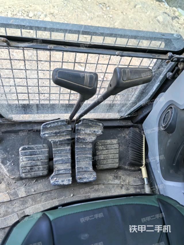行走控制手柄和踏板?俯拍（駕駛室部分）