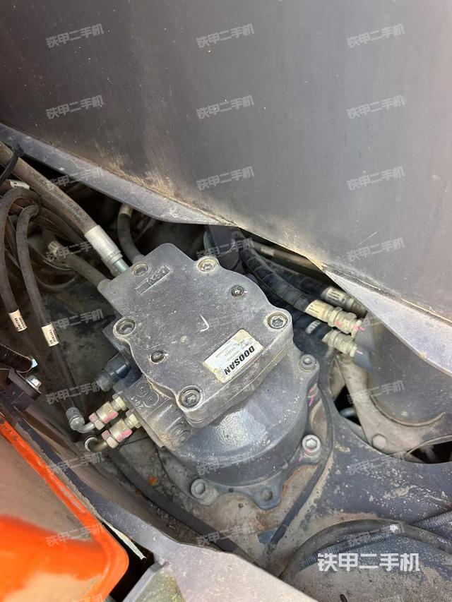 回轉(zhuǎn)馬達(dá)和主控閥（整機(jī)外觀）