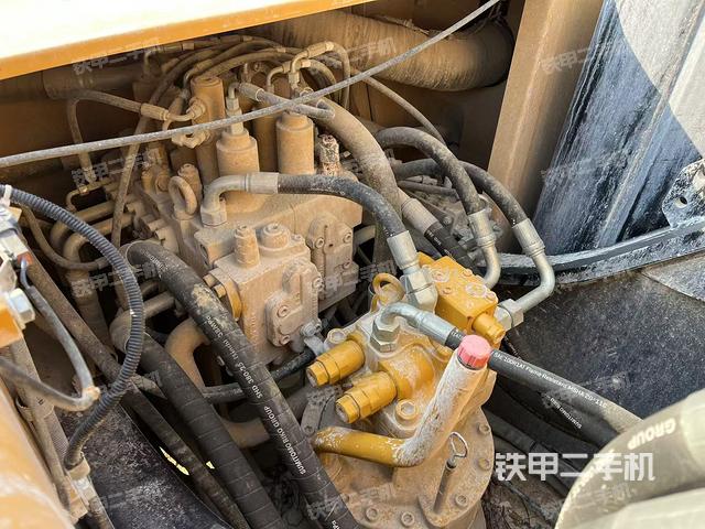 回轉(zhuǎn)馬達和主控閥(整機外觀) 回轉(zhuǎn)馬達和主控閥(整機外觀)