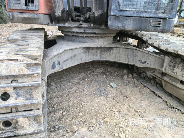 轉(zhuǎn)盤和下車架正前（工作和回轉(zhuǎn)裝置）