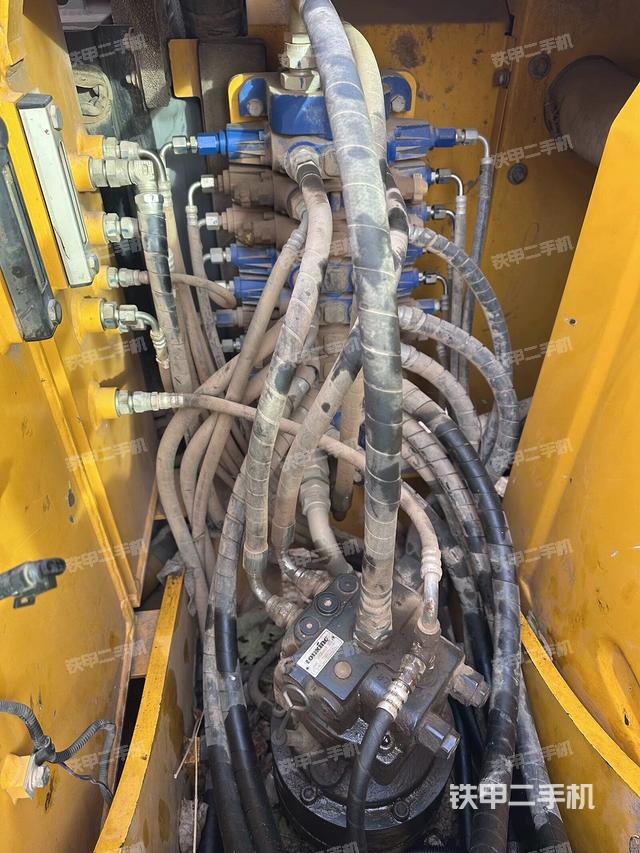 回轉(zhuǎn)馬達(dá)和主控閥（整機(jī)外觀）