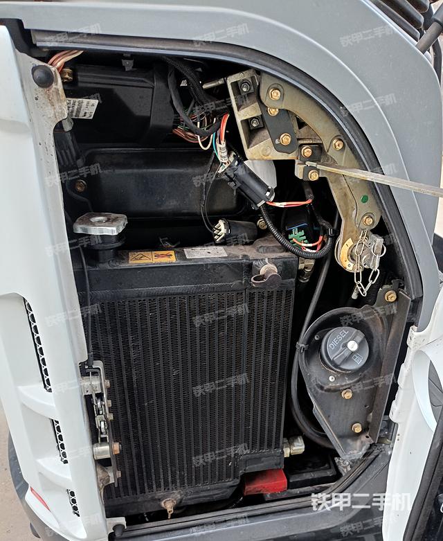 液压泵舱室正面整体（整机外观）