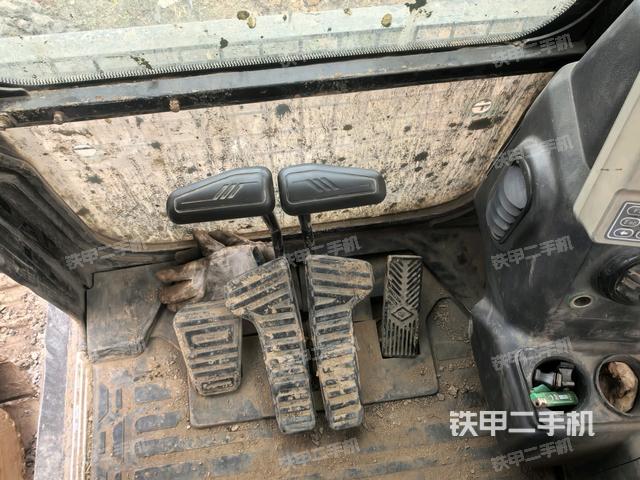 行走控制手柄和踏板?俯拍（駕駛室部分）