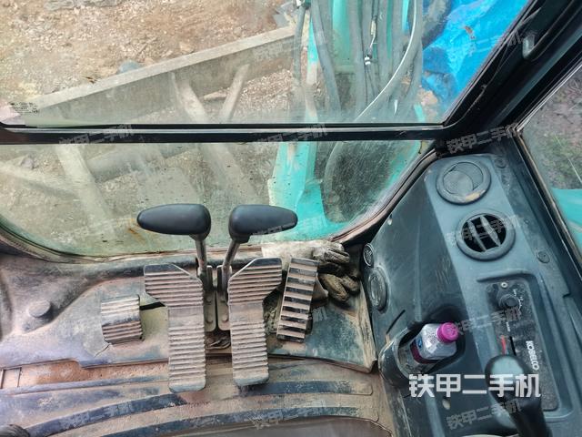 行走控制手柄和踏板?俯拍(駕駛室部分) 行走控制手柄和踏板?俯拍(駕駛室部分)