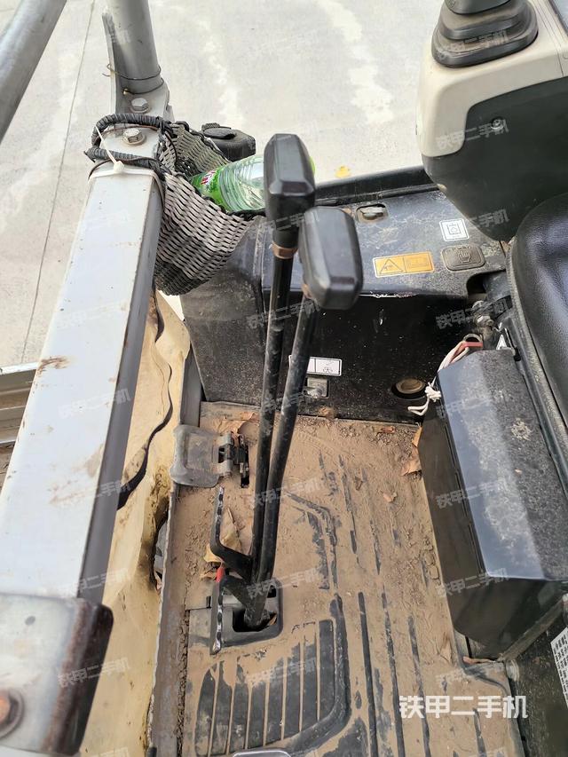 駕駛室整體(整機(jī)外觀) 駕駛室整體(整機(jī)外觀)