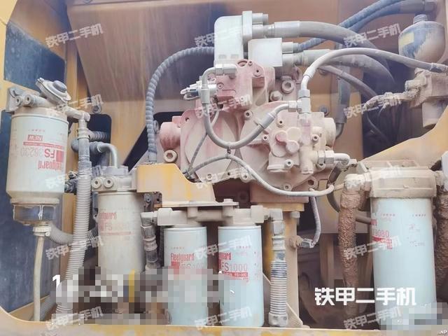 液壓泵艙室正面整體（整機外觀）