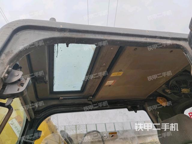 行走控制手柄和踏板?俯拍（駕駛室部分）