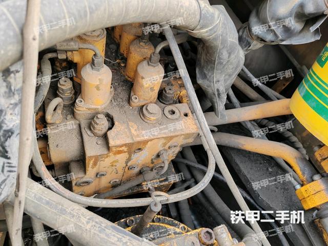 回转马达和主控阀（整机外观）