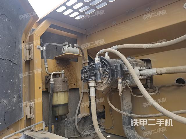 液压泵舱室正面整体（整机外观）