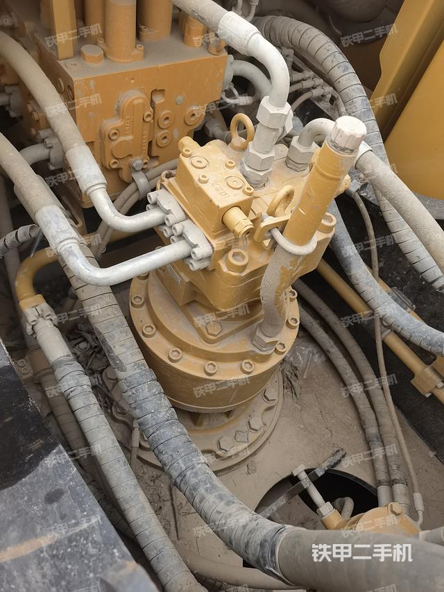 回转马达和主控阀（整机外观）