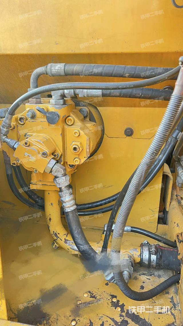 液压泵舱室正面整体（整机外观）