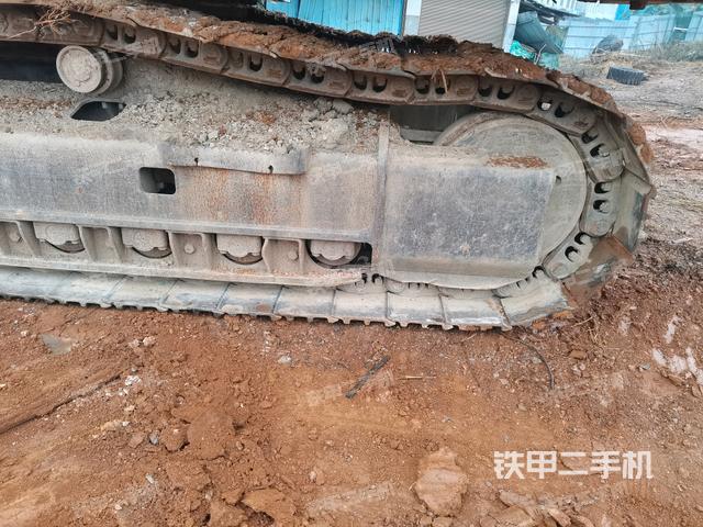 左驅(qū)動輪（行走機構(gòu)）