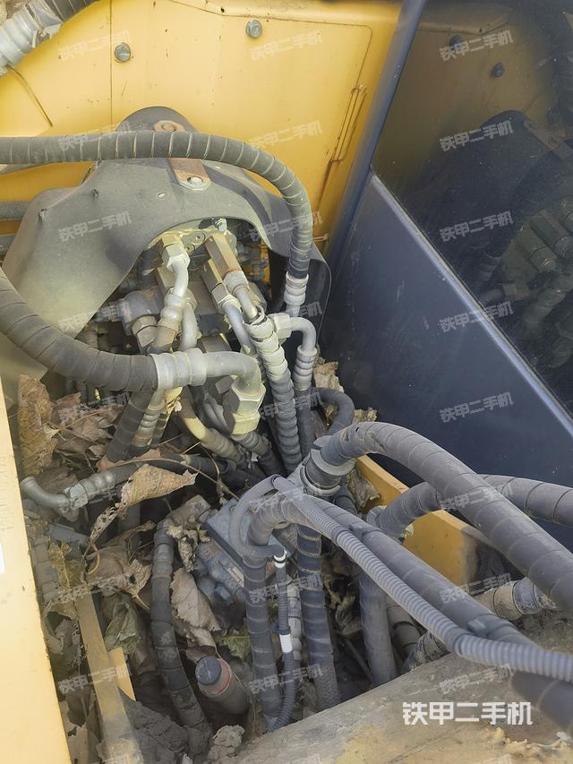 回轉(zhuǎn)馬達(dá)和主控閥（整機(jī)外觀）