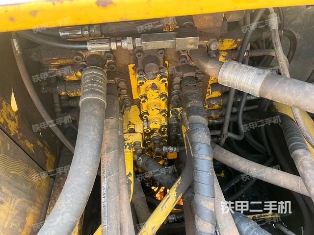 回轉(zhuǎn)馬達(dá)和主控閥（整機(jī)外觀）