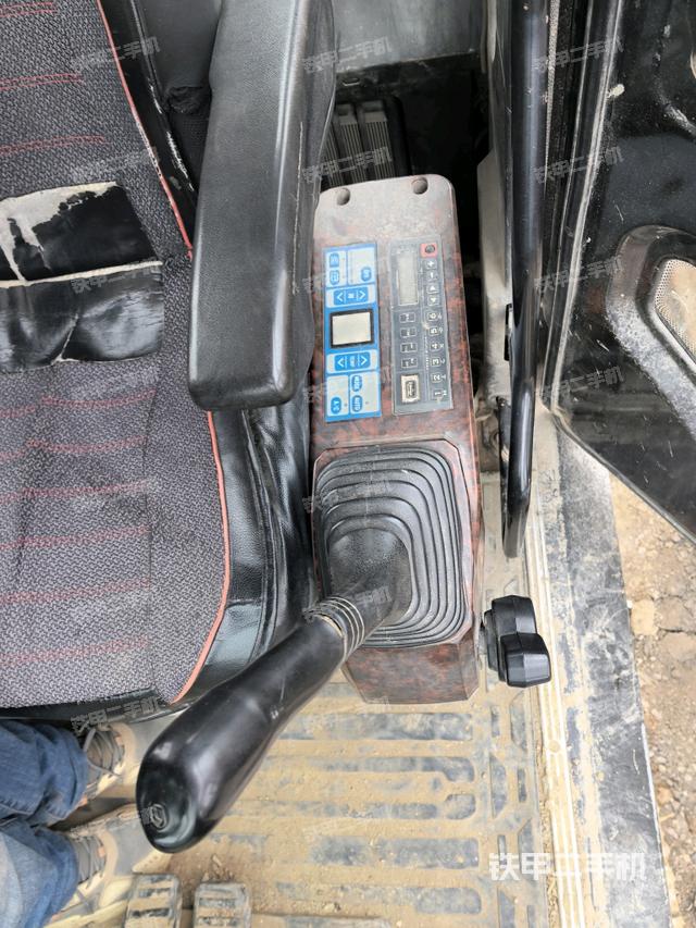 座椅右側(cè)控制臺(tái)/鑰匙門/油門/含右手柄（駕駛室部分）