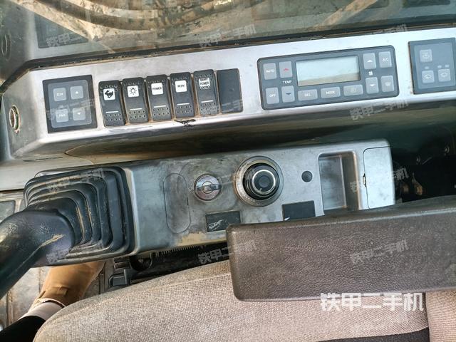 座椅右側(cè)控制臺/鑰匙門/油門/含右手柄(駕駛室部分) 座椅右側(cè)控制臺/鑰匙門/油門/含右手柄(駕駛室部分)
