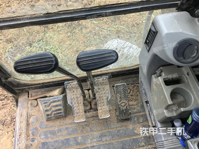 行走控制手柄和踏板?俯拍(駕駛室部分) 行走控制手柄和踏板?俯拍(駕駛室部分)