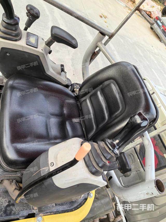 駕駛室頂部(整機(jī)外觀) 駕駛室頂部(整機(jī)外觀)