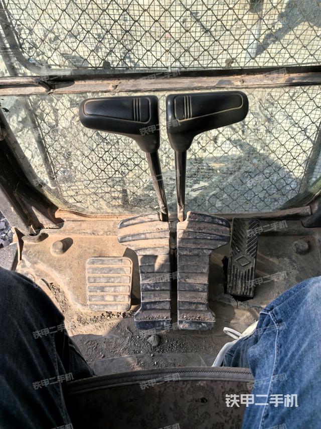 行走控制手柄和踏板?俯拍（駕駛室部分）