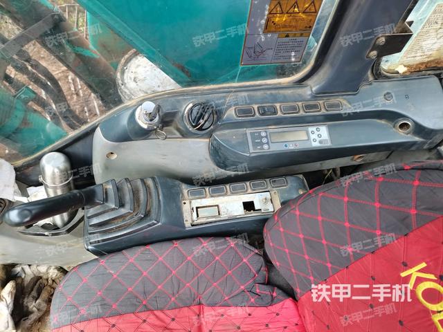 座椅右側(cè)控制臺(tái)/鑰匙門(mén)/油門(mén)/含右手柄(駕駛室部分) 座椅右側(cè)控制臺(tái)/鑰匙門(mén)/油門(mén)/含右手柄(駕駛室部分)